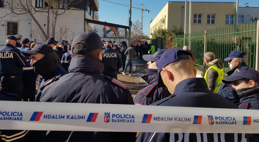 Vijon sot shembja e banesave te 5 Maji, banoret perplasen me policine